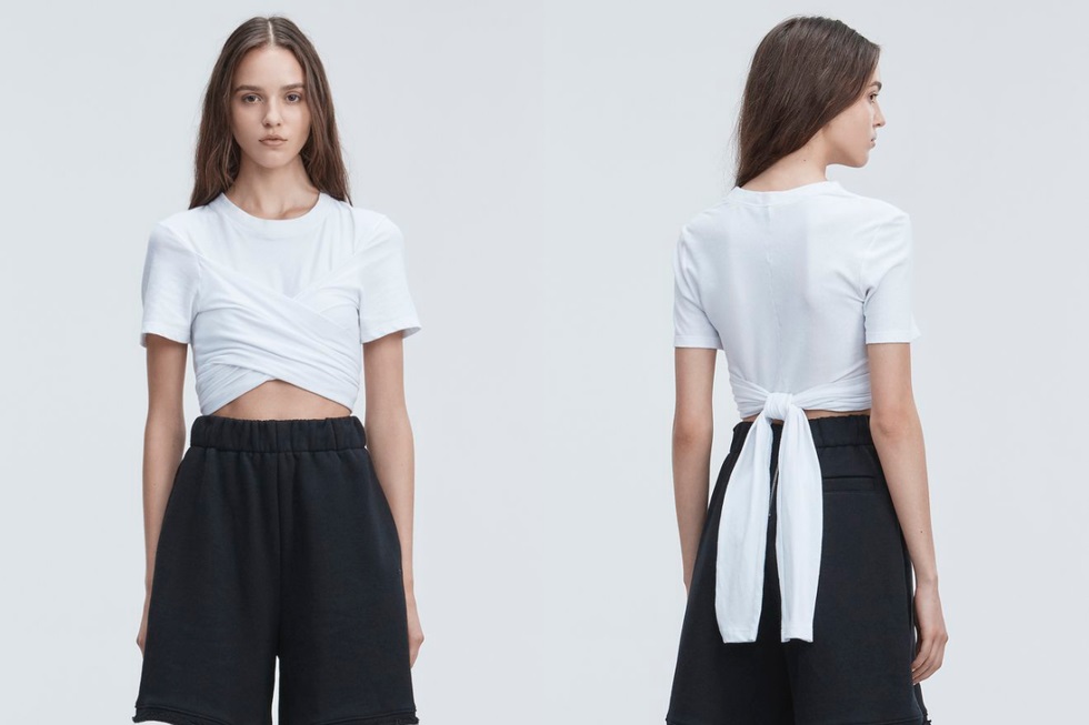 2. T by Alexander Wang
Alexander Wang一直以來備受潮人矚目,除了經典的解構主義之外,還有他那巧妙融合東西方文化的魅力。而支線—T by Alexander Wang,著重在Alexander Wang的運動美學,推出了幾款安全又不失獨特的白色T恤。看膩一般的白T了嗎?這款前後都有小巧思的T恤,完全透露了「不想和別人一樣」的反骨心態,很適合熱愛特別的妳。