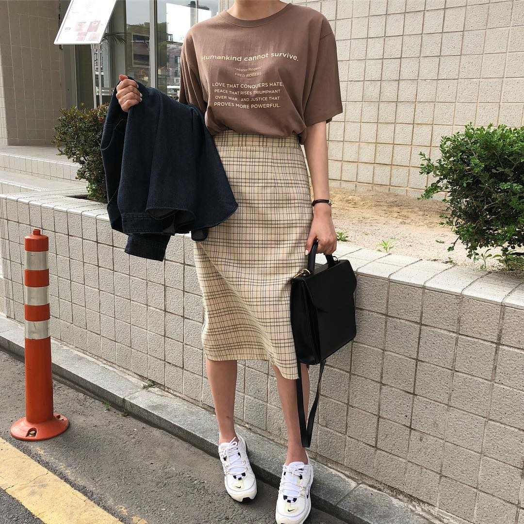 球鞋可以說是女孩們穿搭最好的幫手,穿起來舒服,就算走一整天也可以,而且搭配什麼樣的風格都沒有違和感。但是百無禁忌的球鞋,其實穿搭起來也有地雷?