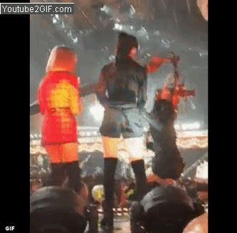 而同樣靠著團隊默契化解差點發生的舞台意外的,還有向來成員間互相扶持的Red Velvet,這次她們和粉絲在打招呼時,竟然發生了攝影機懸臂像是電動裡的攻擊道具一樣,直直向她們衝來的狀況,幸好成員們一個提醒一個,才及時閃過從正面快速移動過來的攝影機,真的是太危險了阿!