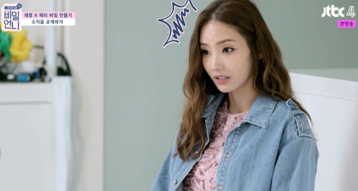 不過Yeri 總是會不小心曝露自己真實心意的誠實,就是她能接連征服太妍和 IU,就連「鐵壁」到不行的Irene在Yeri身旁也會跟著一起變「初丁Line」,和Yeri一起變身幼稚姐妹檔的原因吧!