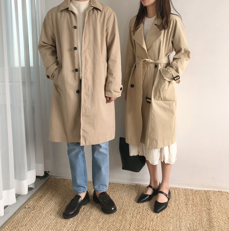 同款同色穿搭:
如果想要讓人一眼看出來:「你們就是情侶」,那麼就可以挑選同款同色的單品囉~而穿搭上為了不要顯得過於顯擺,那麼可以讓女生穿裙裝,男生穿褲裝,中和「雙胞胎」的穿搭感。