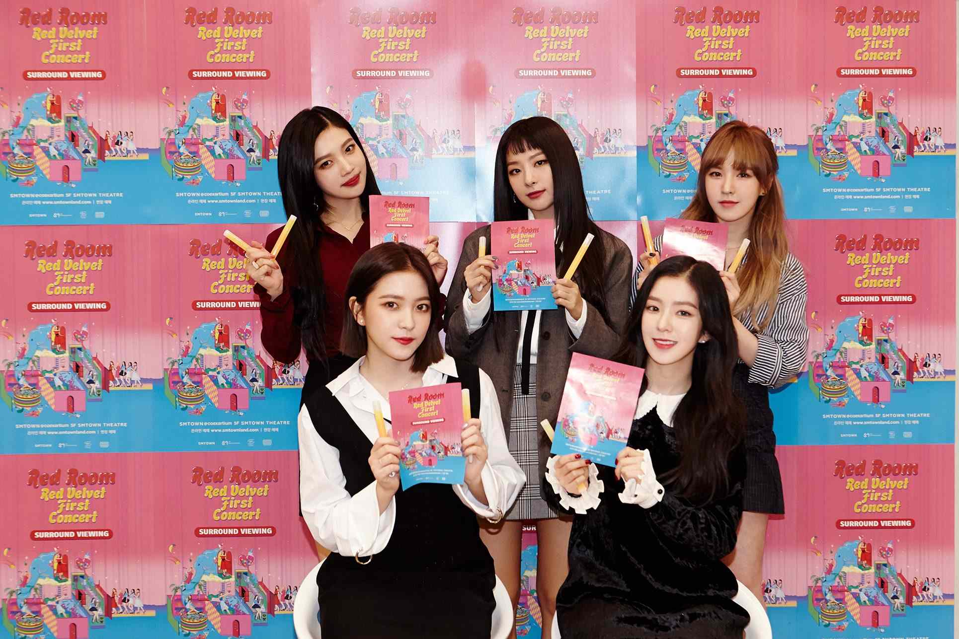 不管是粉絲名、應援色等等,f(x)跟RED VELVET的粉絲都在偶像出道了好幾年後,才獲得了正名和答案...
但是男團的粉絲卻不需要等待這麼長的時間...