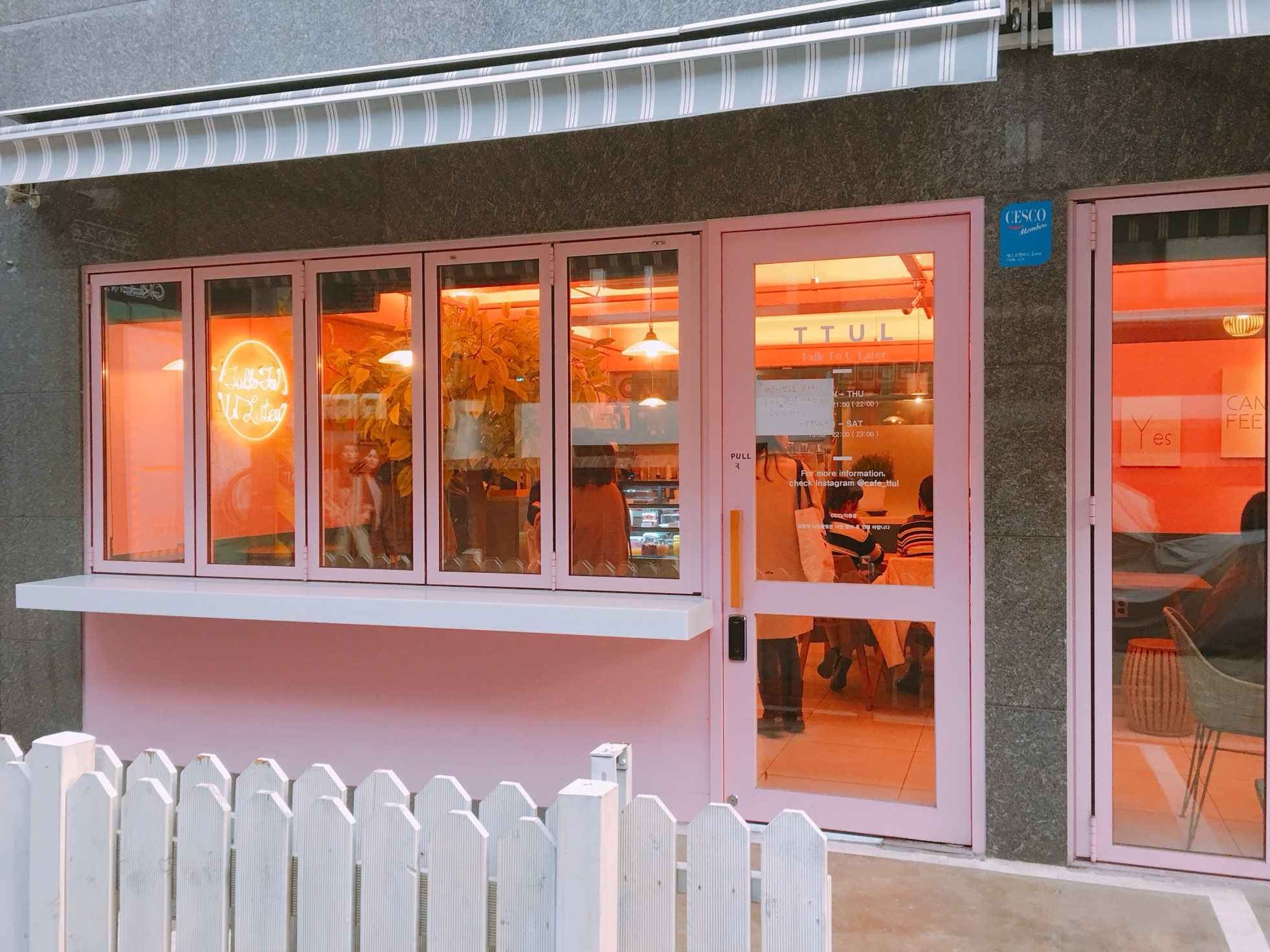 這間咖啡廳是小編和朋友們路過意外發現的,店名叫「TTUL」,是「Talk To U Later」的縮寫,就是女孩們一定會喜歡的粉紅咖啡廳啦!光是門口就超殺記憶體的啊~