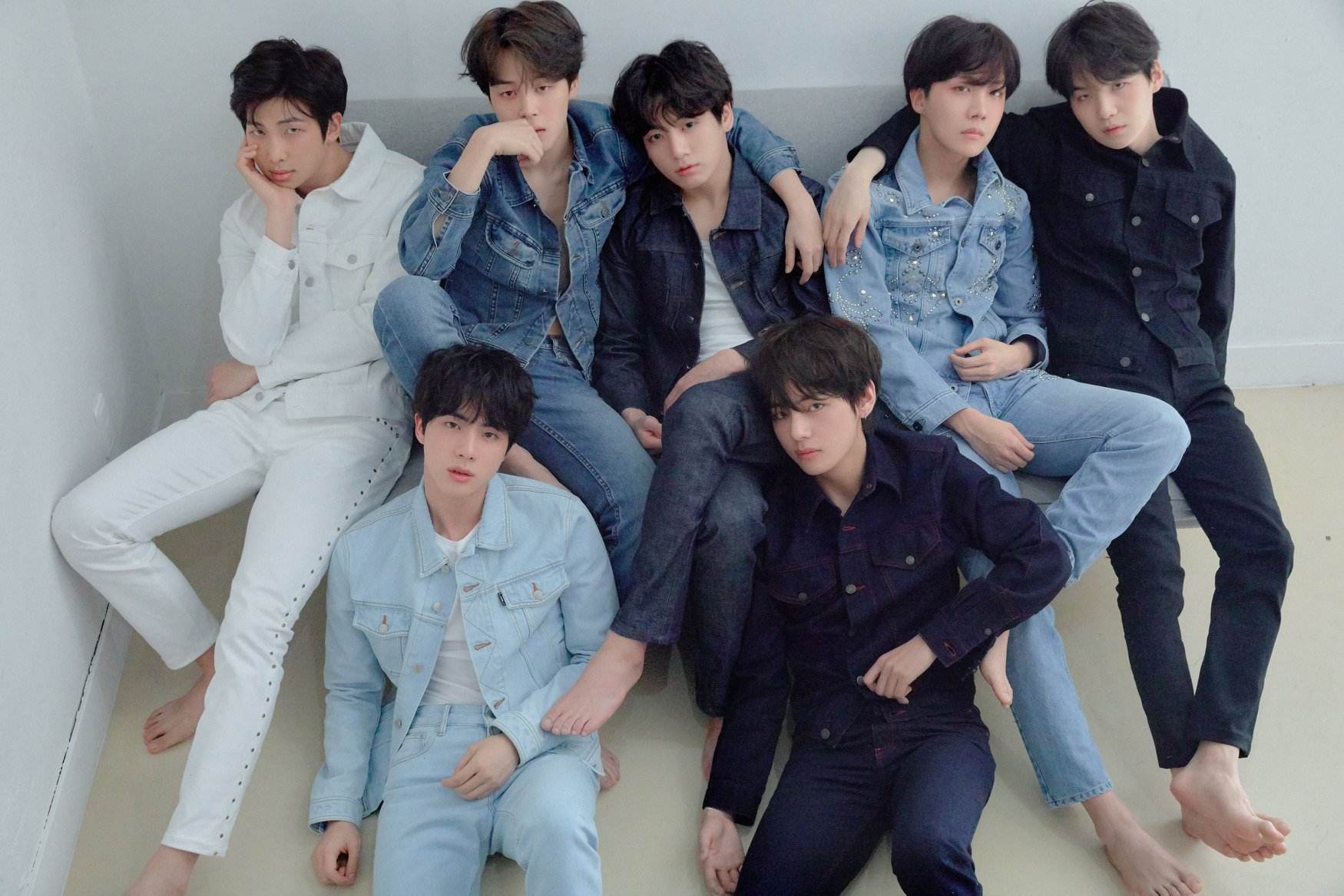 而即將在5月18日帶著第三張正規專輯《LOVE YOURSELF 轉 'Tear'》回歸的防彈少年團,不僅釋出的預告不到半天就突破千萬觀看次數,昨天釋出的回歸照也引發各界的討論與粉絲的尖叫阿!成員們穿著簡單的丹寧風格但依舊不失帥氣,其中最引人注目的莫過於JIMIN的「個人照」!