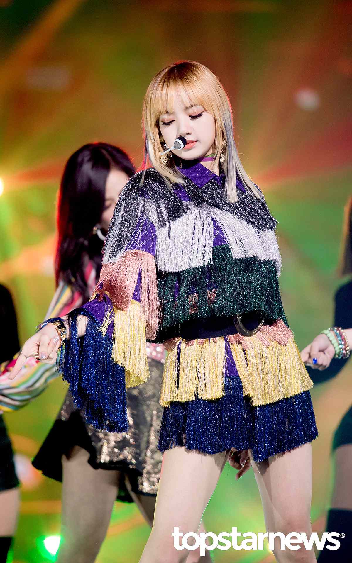 ◇Lisa:
Lisa的舞台裝非常有個人特色,也不是每個人都能夠輕易駕馭的,需要高超的顏值和完美的身材線條才行。有別於舞台裝的鮮豔,其實Lisa本身私下也大多走黑色路線。