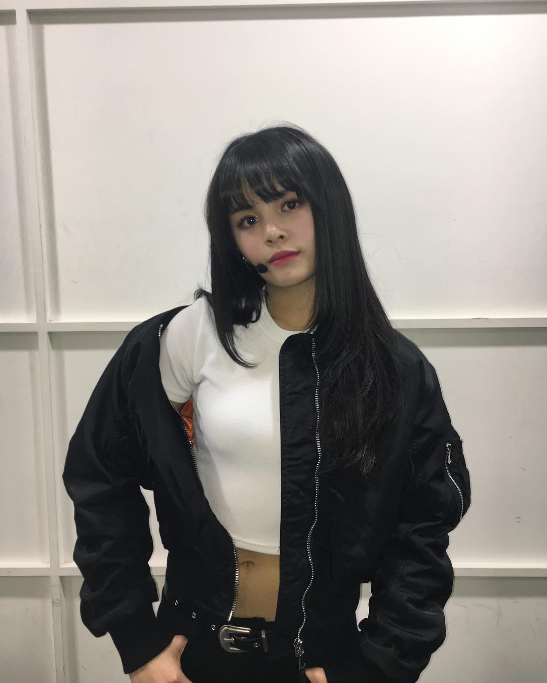 ◇Sorn:
Sorn的舞台服裝也大多以帥氣為主,帶有女子氣概,但是卻又不失性感。其實Sorn私下的穿搭和舞台裝沒有差太多,整體都以黑白色為主。