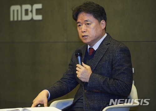 雖然當時其他FD有提出異議,但助理導演表示觀眾不會找到有關資料畫面。而且他向美術組要求「為了不讓觀眾知道是世越號畫面,請幫忙把背景加上馬賽克」。MBC方面則向《韓民族日報 》表示「有關畫面只有不到2秒,所以沒有發現問題」