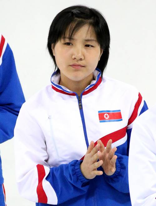 可是這句話卻令北韓的女生付上代價... 因為只要表示他們是從北方來的女性,每個人都很期待他們是美女,但實際見面的時候會很失望!! 因為這種狀況多次發生,脫北的女性表示這個錯誤的認知令他們有很大壓力!!
