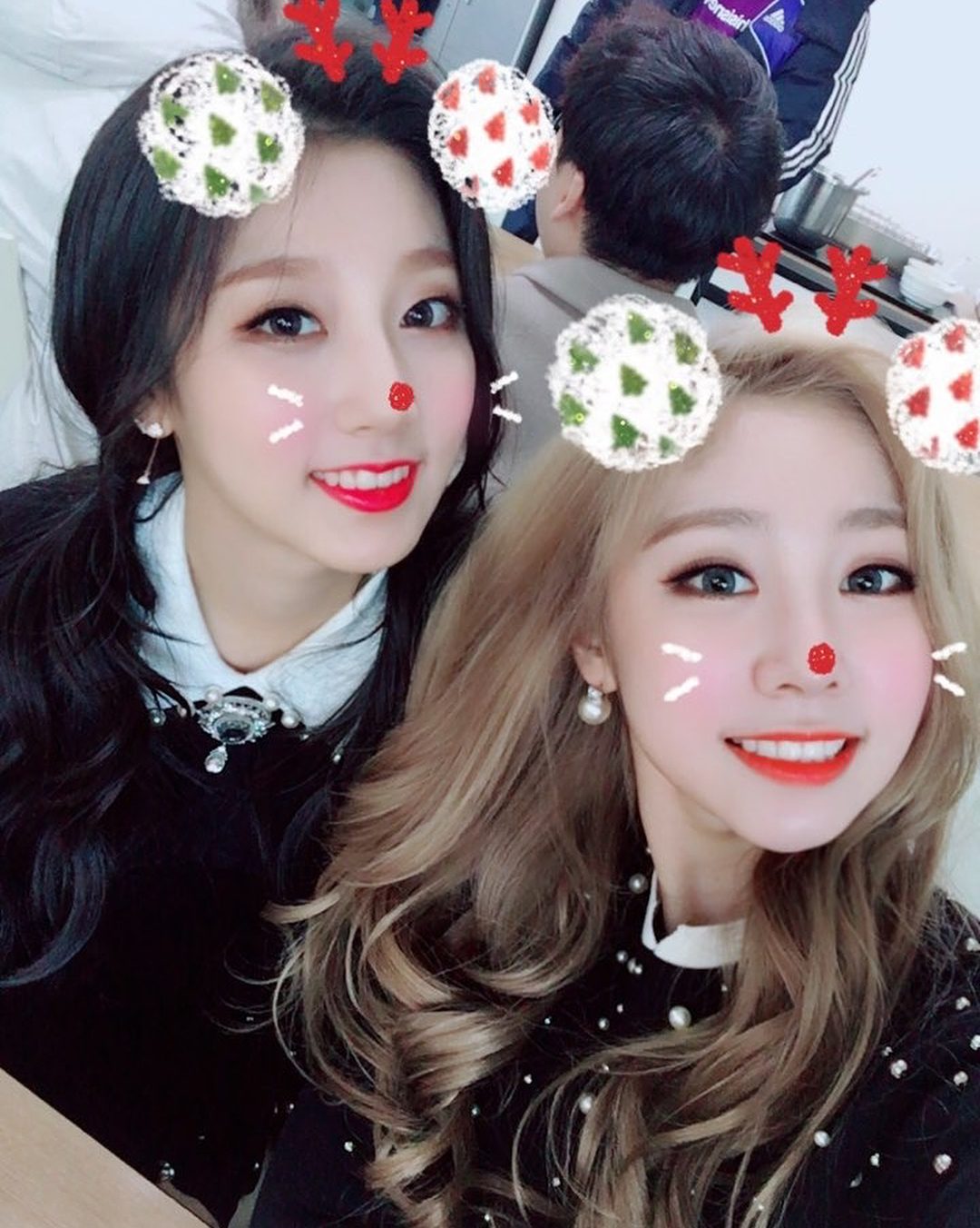 最難的分辨的女團應該是Lovelyz,成員智秀和譽仁是連粉絲也公認的雙胞胎,這角度看真的很像啊!粉絲們能分辨得出來誰是誰嗎?