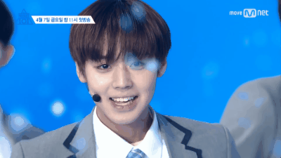而其中最成功的代表無非就是《PRODUCE101》第二季的參賽者朴志訓了!
在主題曲《Pick Me》的初舞台,朴志訓的那一個"WINK"可說是瞬間融化了觀眾的心暴風圈飯!
朴志訓也成為了當時最熱門的話題"WINK男",人氣暴漲啊~