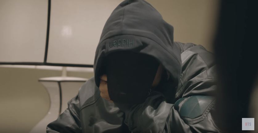 Jimin在下機後更被拍見需要工作人員的攙扶,後來也去了醫院做了診斷治療,經過休息過後Jimin仍被醫生判斷不適合上台表演,但Jimin仍相當堅定的表示自己沒關係可以上台演出,為了接下來的活動考量Jimin就沒登台演出,最終更留下了自責的淚水(哭)