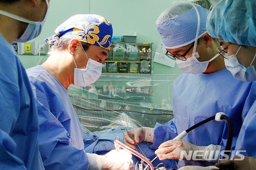 A的父親的請願書提到:其他醫院會詳細說明每一項後遺症,但手術同意書上只有提及「手術後有可能引起倂發症,導致神經和血管損傷」。遺屬亦懷疑醫院沒有適當處理A胸口痛的問題,而胸口痛是肺栓塞的其中一個前兆,醫院方面反而在手術後叫A練習步行