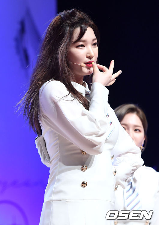 #LABOUM - 律喜
在去年九月被爆出與FTisland忙內鼓手崔敏煥戀情後,在同年11月以「有意離開演藝圈」為由,與公司進行了長時間的商議後,最終決定尊重她本人的意見結束合約,今年一月律喜則被爆出已經懷孕,而崔敏煥則是在近日上傳長文,表示自己很快就要成為爸爸了,兩人的結婚儀式將在律喜恢復之後舉行,目前訂在10月19日