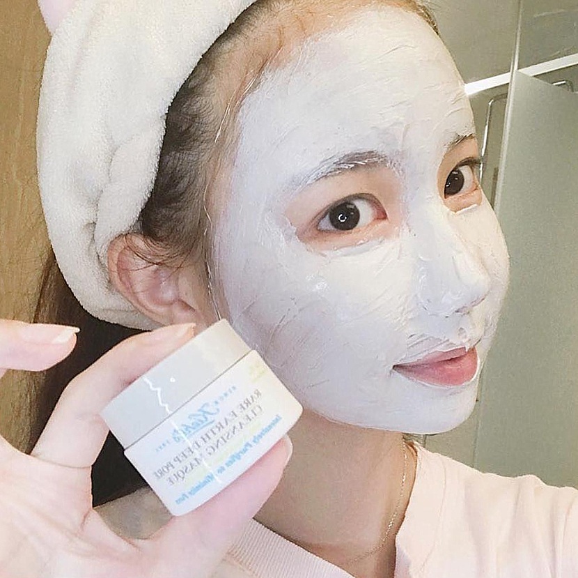 △Kiehl's 亞馬遜白泥淨緻毛孔面膜:
125ml/NT$1,200
熱銷NO.1清潔面膜,可以有效深層清潔並緊緻毛孔、還可以吸收多餘油脂,使用後肌膚潔淨又細緻。但是偽少女覺得這款面膜清清潔力有點強,建議一周不要用超過兩次喔!
(敏感肌、乾肌每周不建議超過一次)