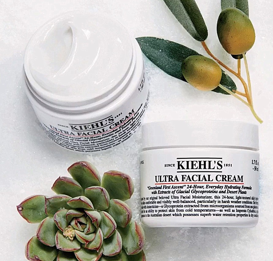 △Kiehl's 冰河醣蛋白保濕霜:
50ML/NT$1,350
乳霜狀的質地非常輕盈,讓肌膚回復到水潤柔嫩的狀態!補水保濕的同時也不怕造成肌膚負擔,完全不黏膩。