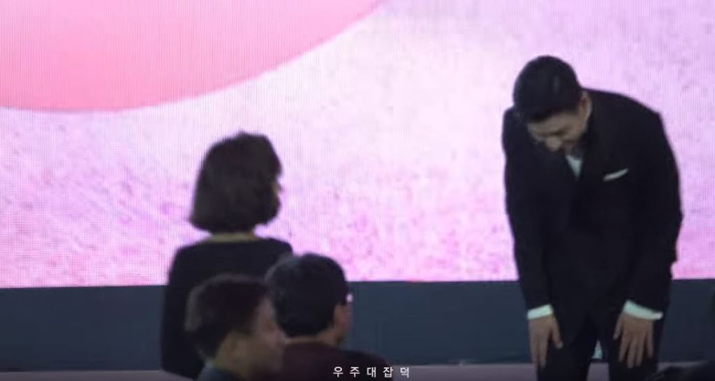 而且現 在丁海寅的「C位爭議」還沒結束,現在又傳出了網友不滿他「大頭症」而灌爆他 IG留言的事件,而事發原因,也仍要回到頒獎典禮那天。在丁海寅事件後的飯拍中,看到今年新科影帝曹承佑向影后金南珠鞠躬問候