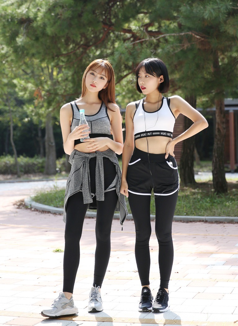 #運動中該補充什麼?
運動中最好不要吃東西,但最重要的就是必須要補充體內的電解質。因為運動流汗的關係,會大量消耗體內的水分,需要快速補充水分時,可以選擇一些添加電解質的運動飲料,會比純水要來得快速。