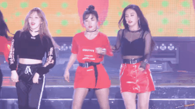 在《Red Flavor》表演時,好久沒有被搭過的肩,在Joy把手放上瑟琪的肩後,瑟琪立刻露出了可愛的笑容,並小小的瞥了一眼Joy。