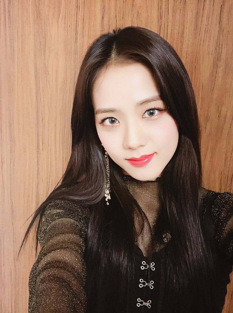 首先就是平常不怎麼自己化妝的JISOO,化妝用品比較精簡,不過護膚秘訣就是敷面膜!聽說一天要敷2次,才會有透亮的肌膚!