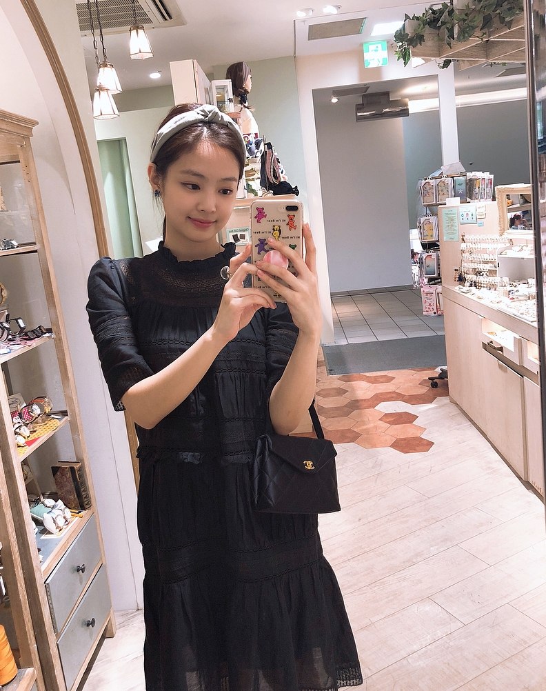 接著第二位就是喜歡收集限量版的JENNIE,在節目展示的彩妝很多都是限量版的,看起來就跟美妝youtuber一樣啊XDD