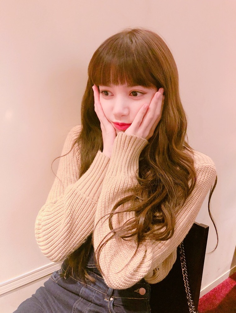 最後就是LISA啦!別小看忙內,LISA的化妆品也是琳瑯滿目,除了有不少專櫃大牌之外,也有一些超級親民的牌子喔~