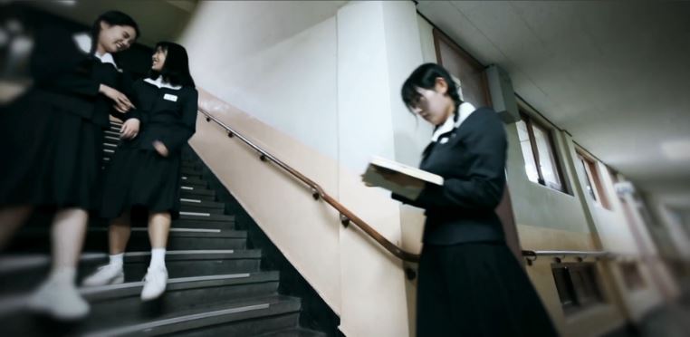 一名18歲女高中生權善珠 (音譯,권선주)在學校是一名模範生,他的母親相信女兒一個人在其他區域也能好好生活... 沒想到,卻在1980年5月聽到女兒全身受傷被送到醫院的消息...