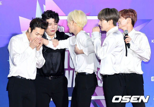 Super Junior歐巴們見狀後,立刻將西裝外套脫下來披在女主持人的身上,後來其他成員也陸續將身上的外套脫下給了女主持人,沒想到卻讓女主持人有點吃不消(5件外套披在身上誰不重啊XD)