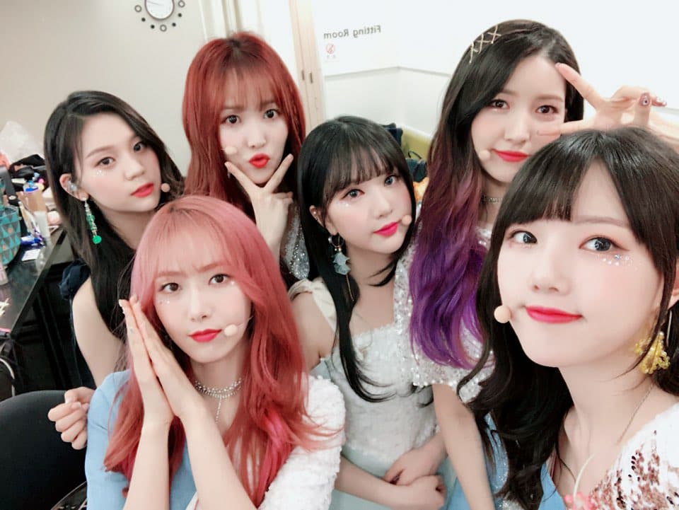 帶著六張迷你專輯《Time For The Moon Night》回歸的GFRIEND,也開始一連串馬不停蹄的宣傳活動,日前也為了新歌的宣傳上音樂節目打歌也接受了採訪,由於現場有很多線的關係成員走路時顯得小心翼翼...