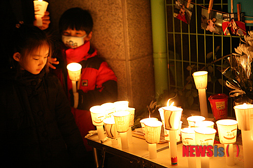 韓國有一名別名為「綜合醫院」的國小六年級學生A經常出入醫院,她曾經在一個學期受過12次傷。身邊的人都以為她只是比較柔弱,但後來有一次老師看到A原來是故意弄傷自己!!