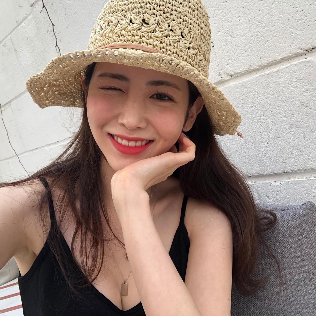 步驟2:精華加強
可別擦完化妝水就直接擦乳液,這樣你的保濕程度一定會比韓妞還要低啊!最好在使用完化妝水後,利用精華加強肌膚的保水度,這時也可以選擇控油、美白等有特定功效的產品。