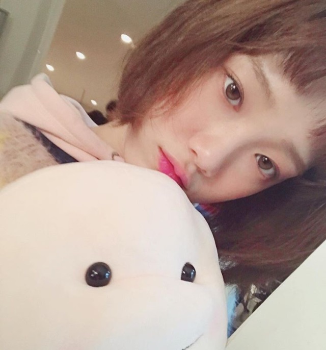 李聖經示範撒嬌貓咪眼:淺褐色眼影製造深邃感+微微上勾眼線
Step 1:用手指沾取霧面大地色眼影,均勻地塗抹在眼皮創造乾淨的深邃感即可.
Step 2:接著用眼線液筆從上眼皮根部中段開始勾勒出一條細細的眼線,到眼尾的部分微微上勾約0.3mm,打造撒嬌的貓咪眼