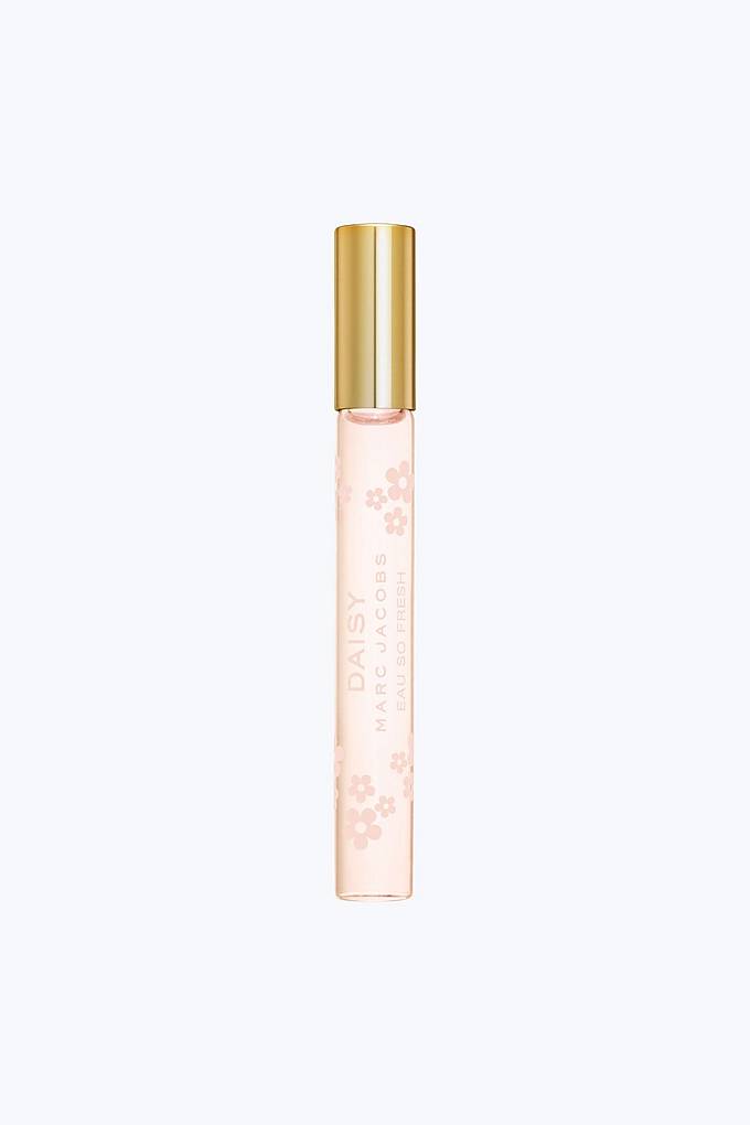 3.MARC JACOBS Daisy小雛菊滾珠香水。
這款小雛菊也是萬年熱賣款啊~竟然也出了滾珠小包裝真的很值得買!這款的香調是淡淡甜甜的花果香,真的是非常適合春夏的清新香味~不喜歡太濃郁香味,喜歡淡淡清香的女孩一定會喜歡它!
