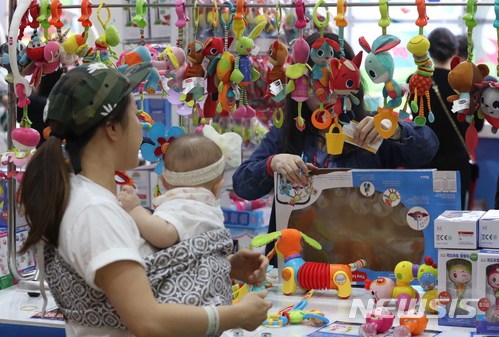 她表示「如果懷孕會變成高危孕婦,有生命危險要馬上住院。日常生活也會有障礙,但每次去婆婆家他們都會叫我生小孩」「婆婆很渴望有孫子,在街上見到小朋友會說很可愛,也想要孫子等的話... 丈夫也一起聯合叫我生小孩」