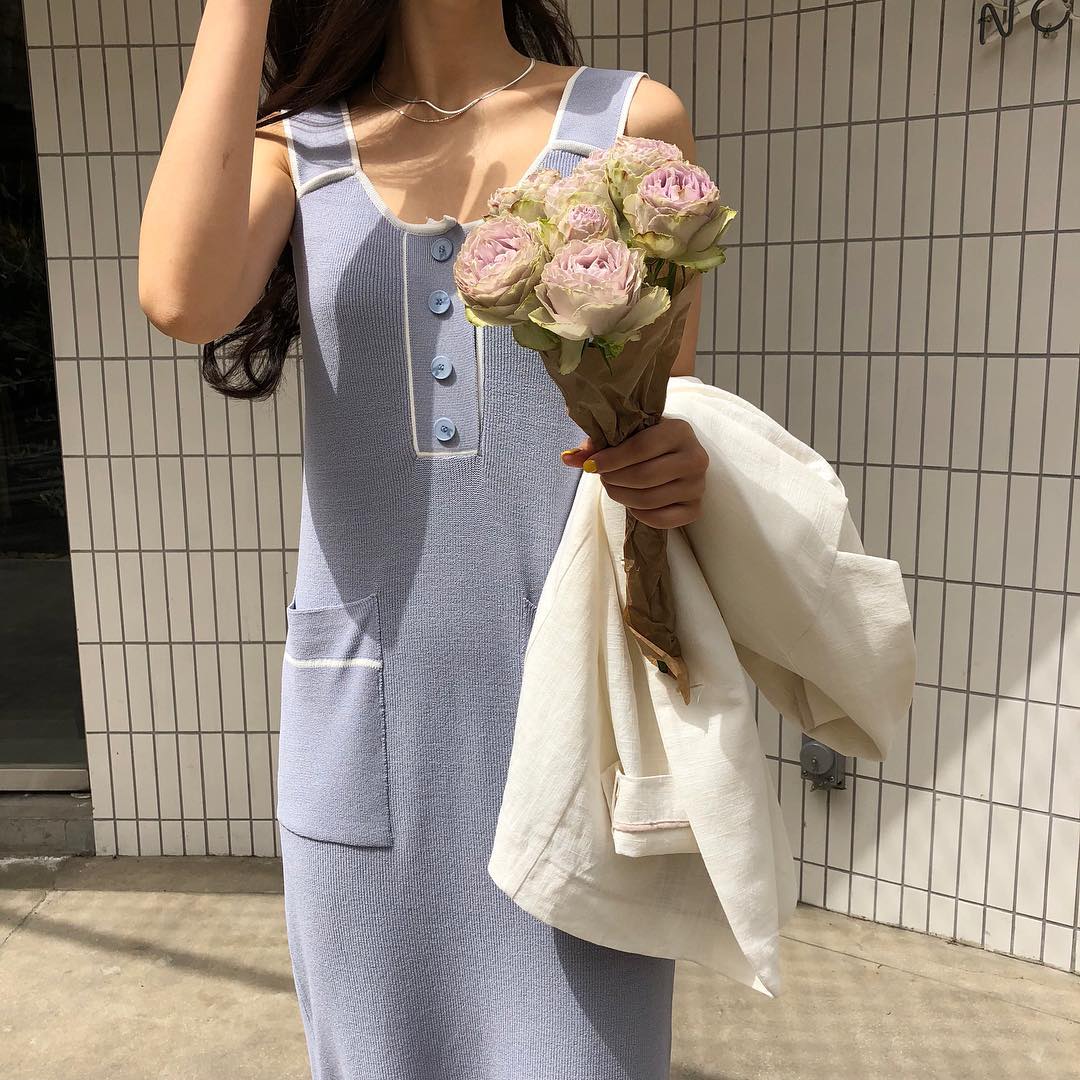 ▥手臂粗拍照法-舉手撥頭髮:
雖然穿衣服可以遮住手臂,但要是今天穿了無袖單品,這樣可就怎麼遮也遮不住啦~別擔心,只需要把手抬起來,假裝再撥頭髮或是繞耳後,就可以遮住你的手臂,不管多粗看起來都會滿細的XDD