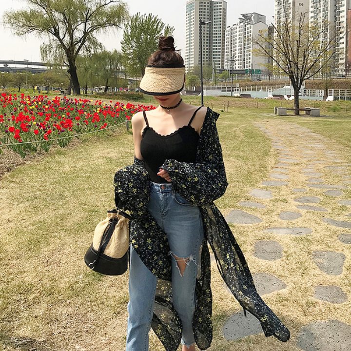 ▥肚子大-用手遮:
或者是利用單品、手去遮住肚子,手輕輕地晃動,就像自然走路一樣,但是鏡頭正好拍攝手放在肚子前的照片。也可以利用這種寬鬆的罩衫做搭配,阻擋肉肉出來,腰就會看起來很細啦~