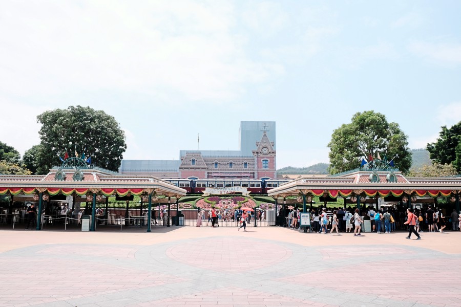 四、最好幾點去排隊?入園前需注意什麼?
建議要比開園時間提早一個小時到迪士尼樂園,因為需要先停車、再搭園內專車到樂園門口、入園前還要先安檢,一般來說早上人較少、下午人潮較多。另外,為了能玩到所有設施,提早來排隊可以先衝去抽最熱門設施的快速通關券,省下許多排隊的時間。
還有入園前,強烈建議要先讀過遊玩攻略或是先熟悉迪士尼地圖,不然到入園後才研究就太慢了!而且許多時間都浪費掉了~