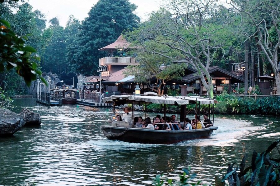 2.森林河流之旅
森林河流之旅,是迪士尼的經典設施,搭著船進入擬真的的雨林探險,途中可以看到許多動物還有食人族,也會有火山爆發,整趟旅程絕不冷場。或許有朋友去過美國、日本等迪士尼體驗過,但香港迪士尼的領航員卻可以用你最熟悉的語言向你導覽,使人更加深入其境。