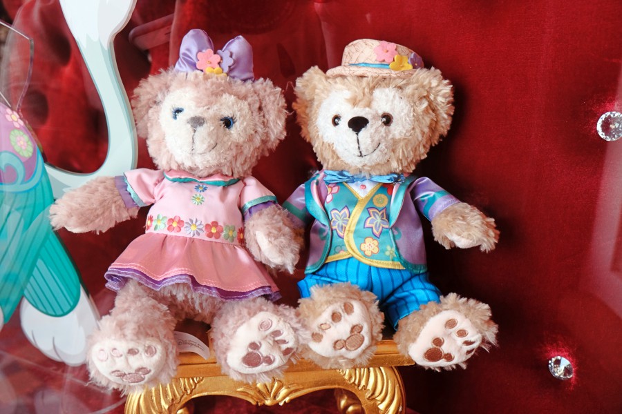 2. Duffy 達菲熊系列商品
原本只有東京迪士尼海洋獨賣的達菲熊商品,現在香港迪士尼也買得到,連最新角色史黛拉兔也有哦!
雖然迪士尼每一季都會出不同造型的Duffy,但小編最推薦的是「披著玩具總動員的達菲熊」!不論是抱哥Duffy、胡迪Duffy還是最新款的三眼怪Duffy,都可愛到令人想全部搜刮下來呢~