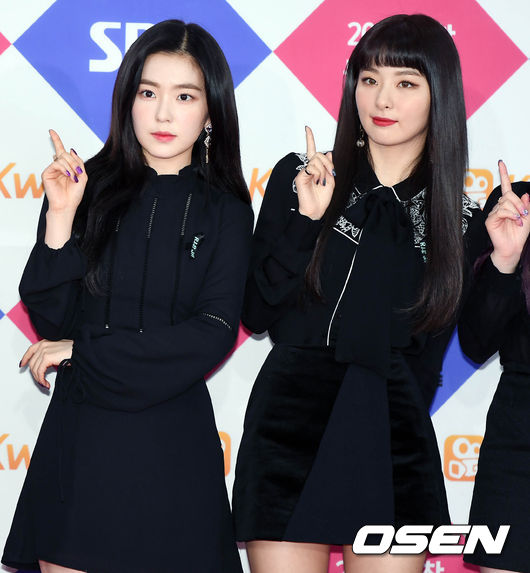 不過可愛的是Red Velvet成員最近就在節目上爆料Irene「最討厭的手勢」,就驚見「手指愛心」。而且仔細回想一下,貝貝登台會開心的揮手Say Hi, 會配會頒獎典禮比出「一」