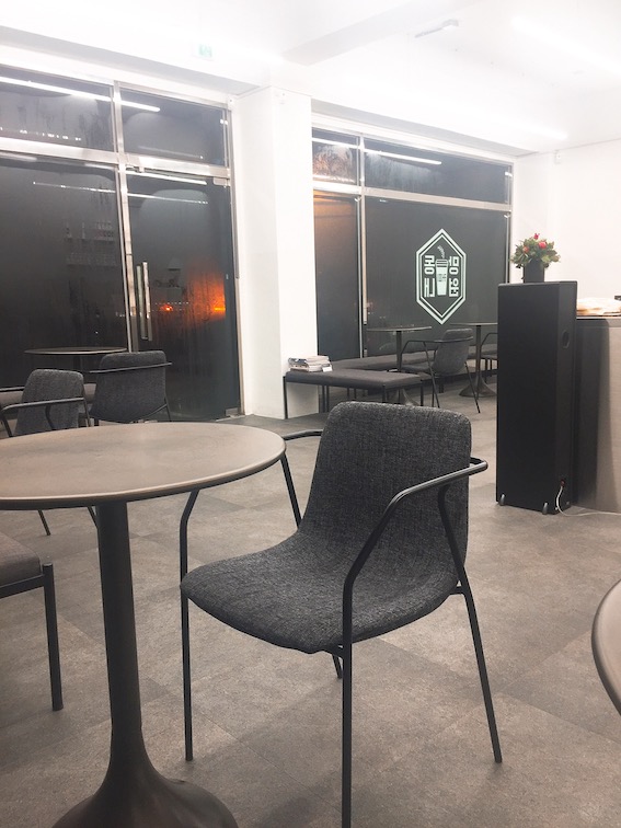 另外망원동내커피(望遠洞我的咖啡)在合井站附近有一家空間比較大的西橋分店,位置坐起來較舒服沒有壓迫感,不過不管是望遠店還是西橋店都有他們各自的特色~來到韓國不要錯過啦!
