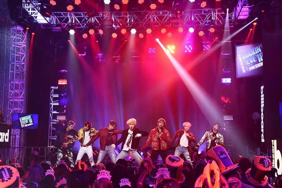 而防彈少年團在今年第二度入圍Billboard Music Awards ,與Justin Bieber、Ariana Grande等人角逐「Top Social Artist」,Billboard也在4月24日宣布BTS將在頒獎典禮演出,並會首次演唱這次發行的新歌,「世界級回歸舞台」引起全球歌迷關注阿!想必這天會是全世界阿米們的大日子吧!