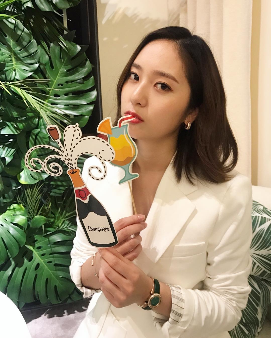 有人群恐懼症的Krystal,站在大眾面前時都很容易緊張表情也會顯得不太自然,也因為人群恐懼症讓Krystal常被誤會態度不佳,也讓她在這點上吃足了苦頭。