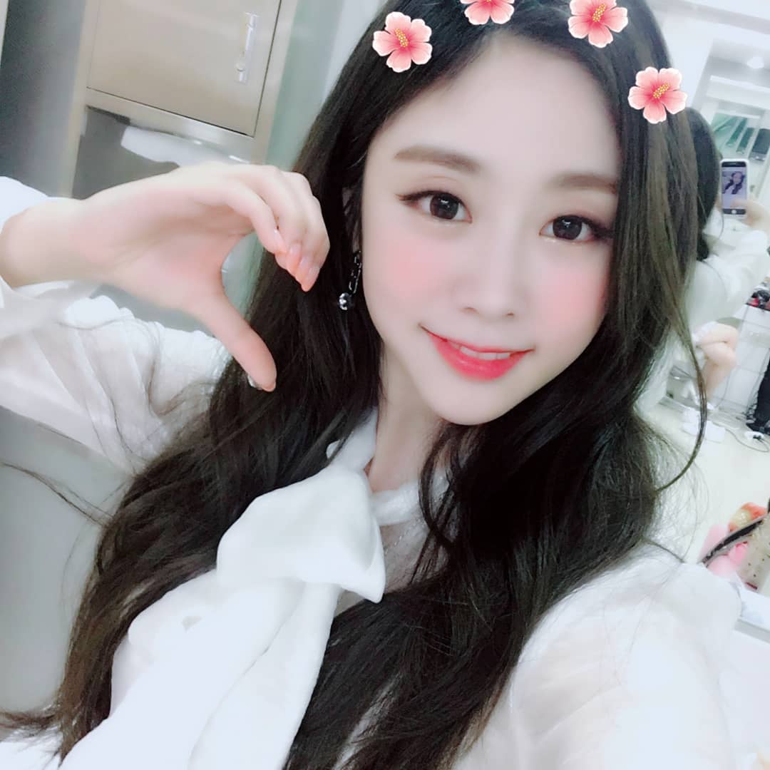 Lovelyz回歸後行程排的相當緊湊,成員們完成音樂節目的錄製就要去參加地方公演,成員智秀更是被拍到雙腿癱軟直接跪倒在地,甚至還需要其他成員的攙扶讓粉絲都很擔心!