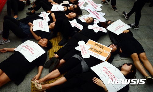 去年韓國市面上部份衛生棉被查出含有致癌物質,社會上出現了質疑女性用品安全性的爭議,女性對於使用衛生棉也很不安,去年9月韓國食品醫藥品安全署 (食藥署)進行了調查。