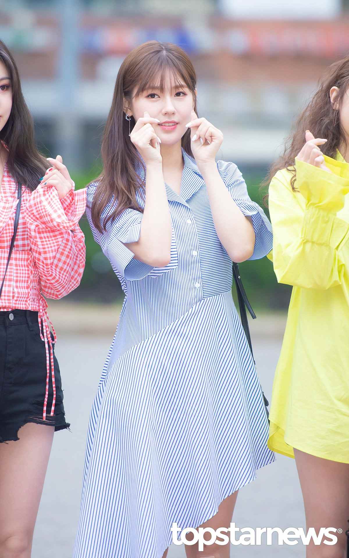 美延-優雅淑女風。
大姊美延的私服選擇是ONE PIECE的不規則剪裁洋裝。這件洋裝的材質也是襯衫材質,藍底白條紋的配色也非常春夏,裙擺的斜邊設計更是讓整體簡單的穿搭多了一個記憶點!