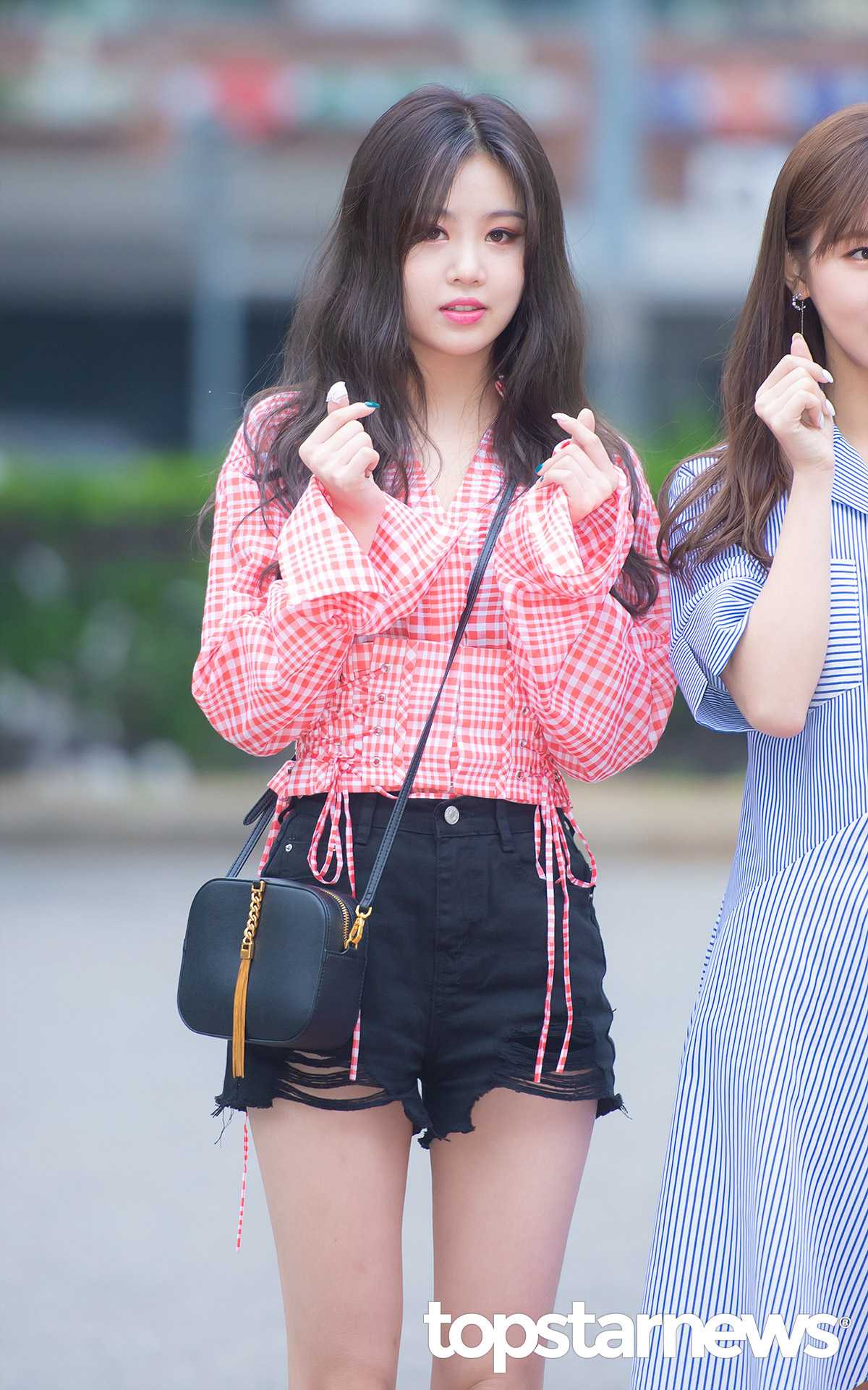 Soojin-個性女孩風。
身材非常纖細的Soojin選擇了很有設計感的襯衫。腰間的綁帶馬甲設計很能凸顯腰身,再配上抓破的高腰牛仔短褲,看起來很有個性酷女孩的感覺!