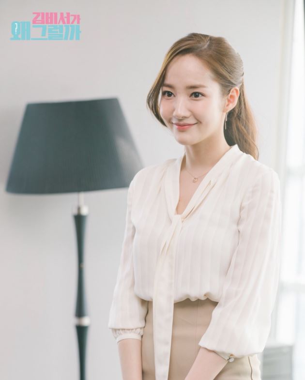 而朴敏英則飾演主角李英俊的全能秘書-金美蘇!不僅能洞察副會長李英俊的一舉一動,更會在李英俊闖禍後,完美地收拾殘局。
朴敏英的演技一直以來都受到許多稱讚,相信這次兩個人的合作真的能擦出完美的火花!