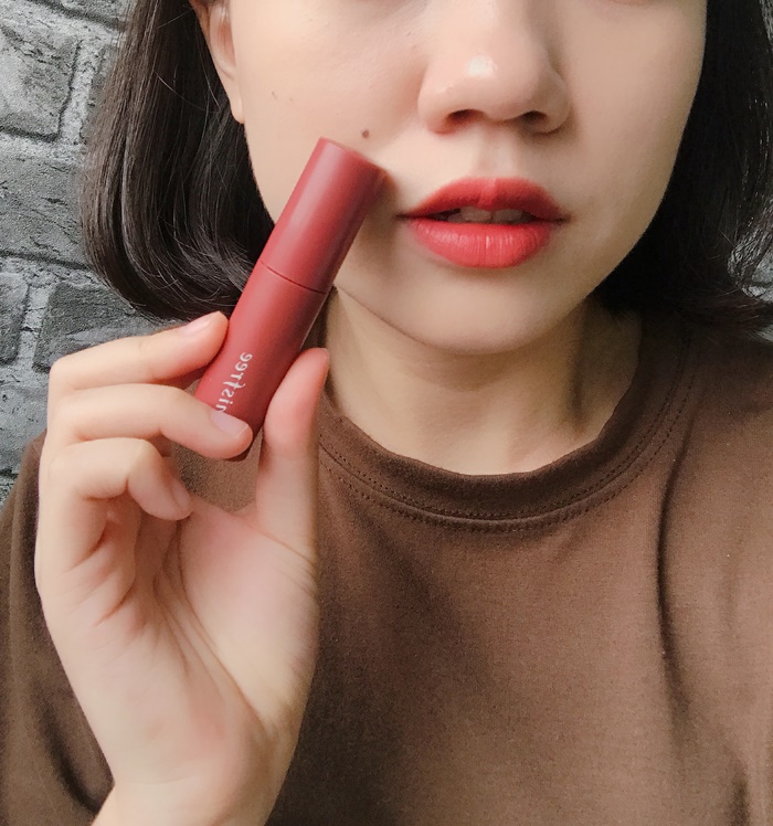 你們自己看!!顏色是不是美到很誇張,而且是美到讓人很想生氣欸(??),雖然是偏霧面但是也沒有太乾燥的感覺,歐膩沒有用護唇膏就直接上,但也沒有顯唇紋的問題。