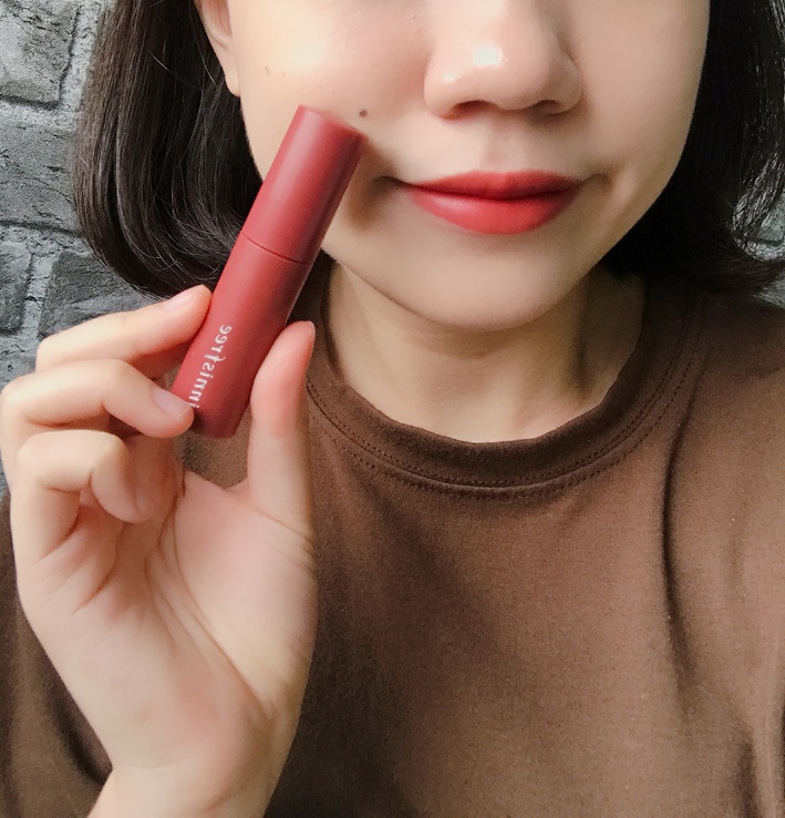 這款顏色屬於美到讓人哭泣的玫瑰色,輕輕擦一點就可以很有氣色,但如果喜歡妝容重一些,就可以向歐膩這樣把整個嘴唇塗滿,邊界用手指暈開就好。這個顏色歐膩超推,因為它根本不挑人,擦了完全不會失敗啊~