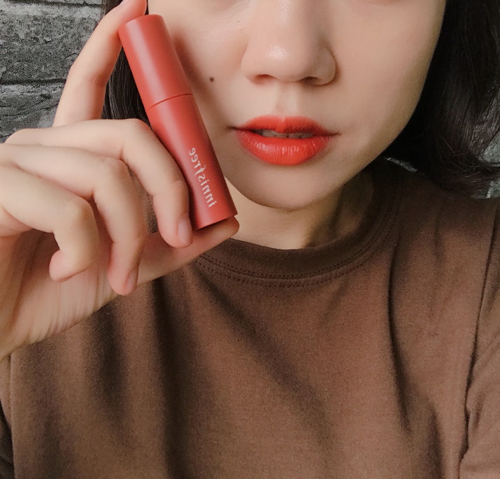 容許歐膩再次讚嘆,這款橘色也超美啊TT雖然實體比照片要再紅一些,但是顏色擦上去真的美到我們其他三個小編都說要買(真心不騙,N編還說還好她下個月就要去韓國買XDD)